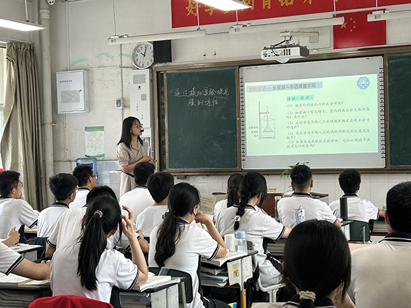 郫都区生物教研员鲁雪琳老师莅临郫都四中视导生物教学工作
