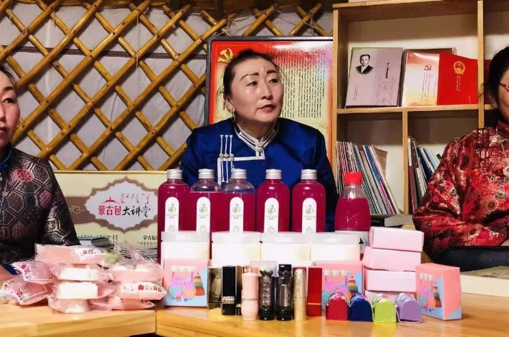 全区首批初级职业牧民职称娜日苏获评因为在奶制品制销上成绩突出今年