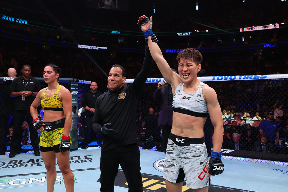 不惧对手体重违规，王聪八角笼取胜杀入UFC前15排名_腾讯新闻