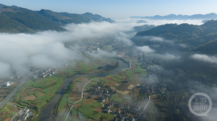 3月31日,在重庆市秀山土家族苗族自治县溶溪镇,清晨云雾弥漫,错落有致