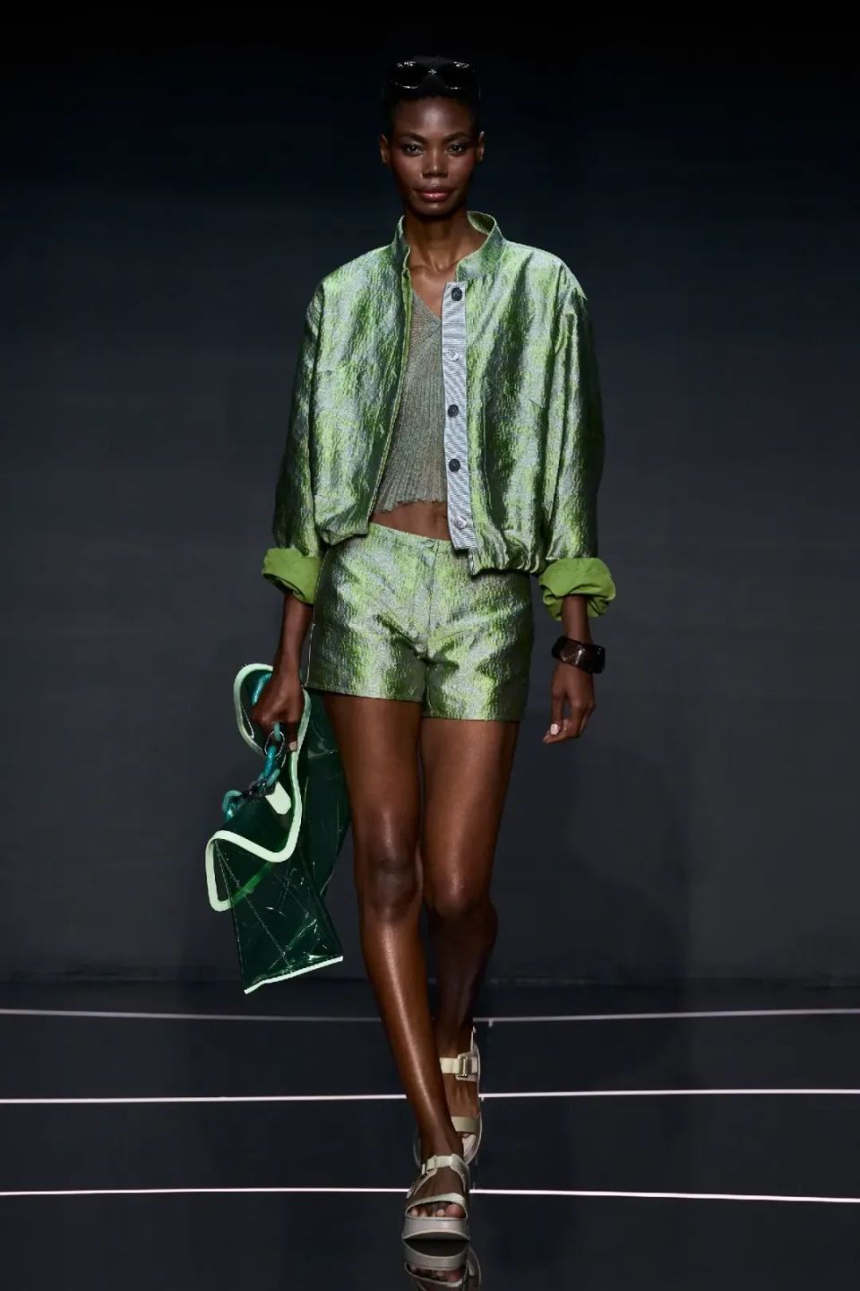 好美呀~模特又笑又转圈的,阿玛尼这季又鲨我了!