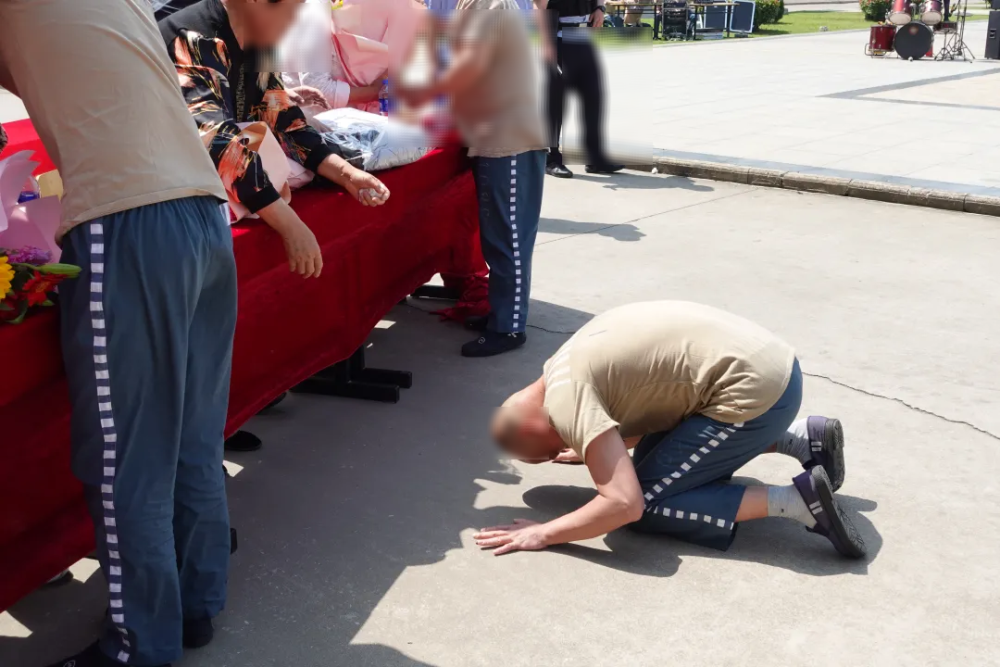 悔过在监狱的精心组织下,40余名罪犯亲属有序走进监管区,监狱先后安排