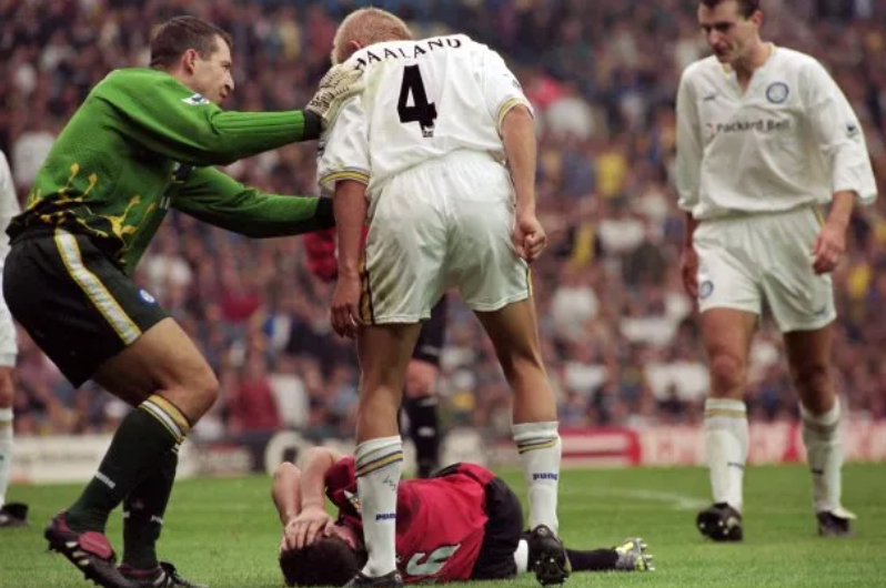 曼联前队长罗伊·基恩和哈兰德爸爸向来势成水火,在一场曼联对利兹联