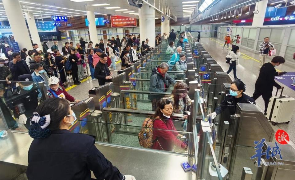 春节长假过半皇岗福田口岸迎送出入境人员112万人次