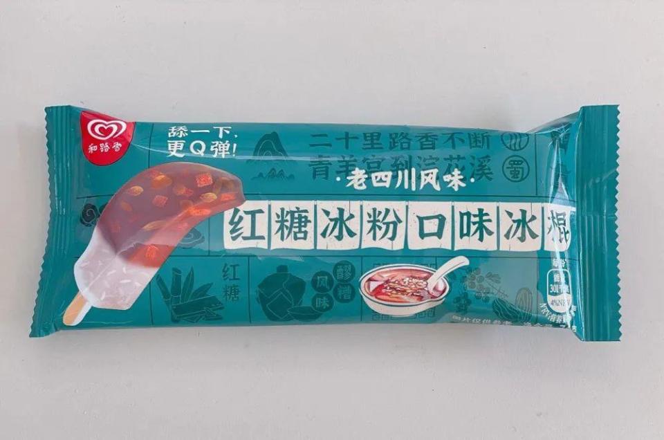 其中,标识为老四川风味的"红糖冰粉口味冰棍",是川渝地区渠道限定的