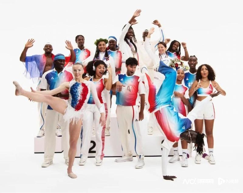 法国奥运代表团队服由pigalle和le coq sportif联合创作.