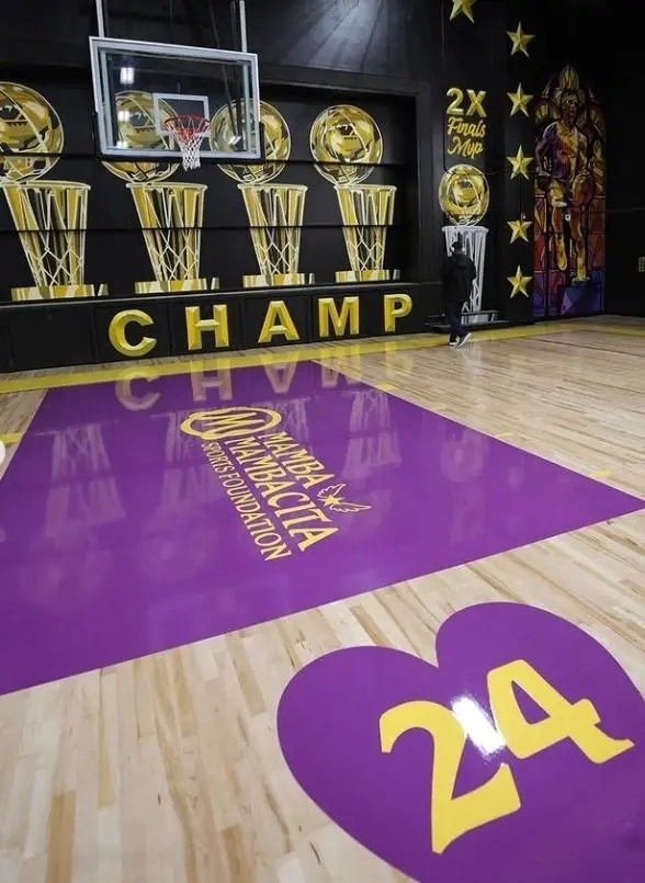 湖人情报站|詹姆斯两手准备 选帅倾向浓眉 瓦妮莎为科比球馆剪彩