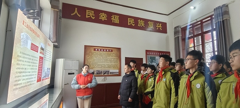 商丘市示范区一中组织新老团员瞻仰革命旧址暨举行新团员入团仪式