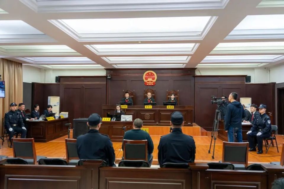 "假冒美容面霜案"一审开庭