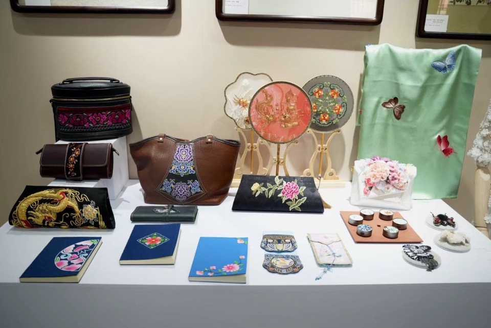 开屏观察 | 以"联名"破圈,彝绣找到发展"快速路"