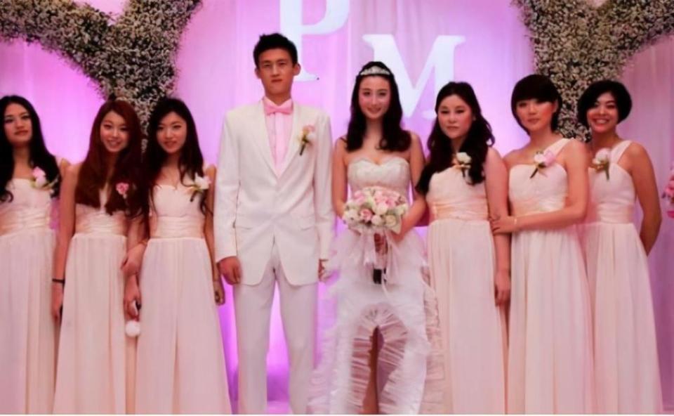 之后,周鹏便向一直默默支持自己多年的刘美求婚,两人在2011年登记结婚