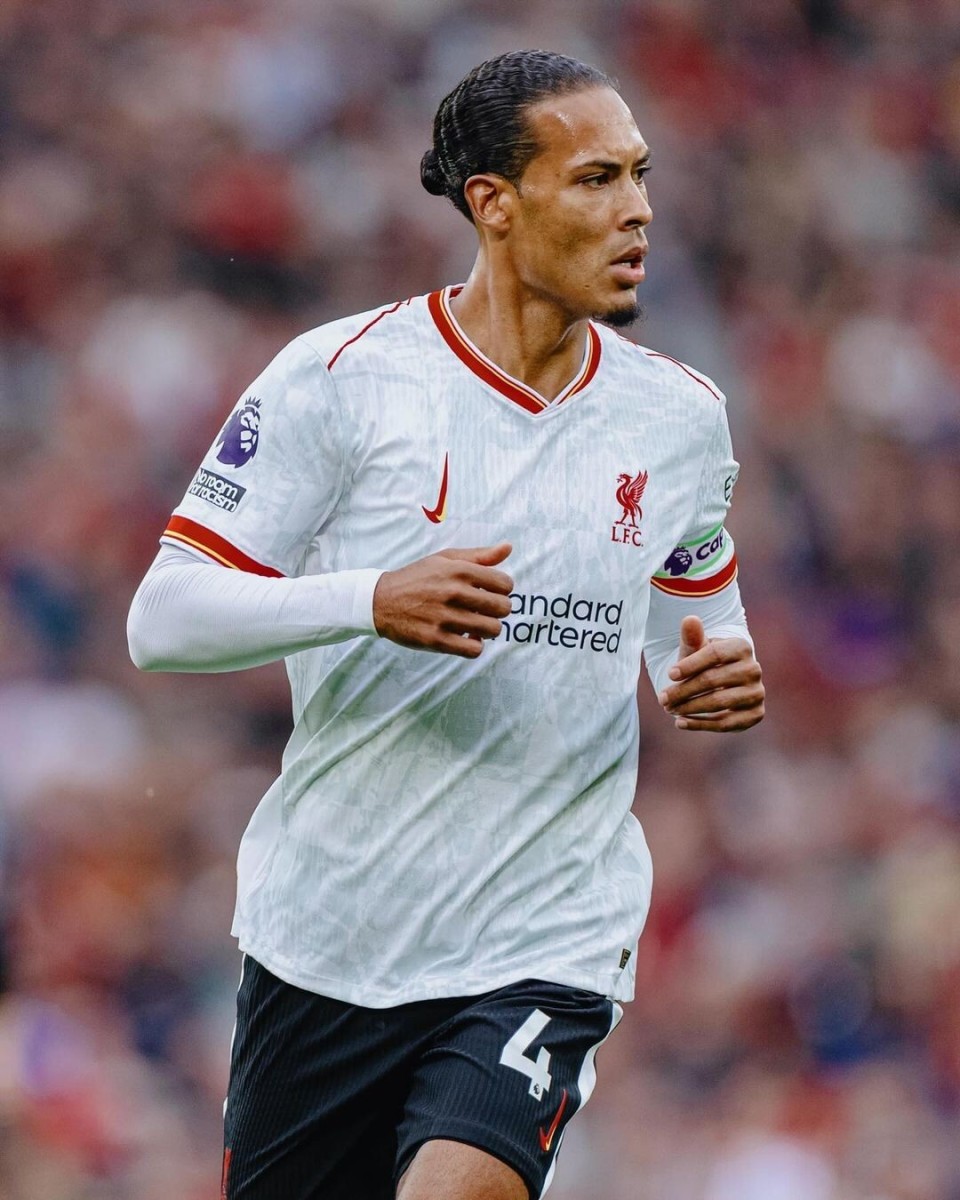 客场零封曼联,范戴克发文庆祝:我们是利物浦