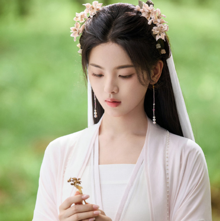 《墨雨云间》杨超越为什么演配角姜梨成为白月光,当主角就毫无吸引力?