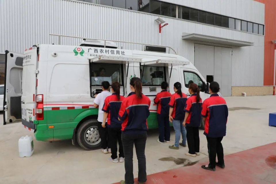 宁明农商银行:流动银行车 惠民"零距离"