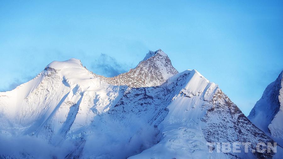 库拉岗日雪山美如画