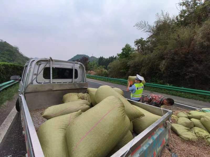13小货车侧翻货物散落一地 高速"搬运工"迅速上线