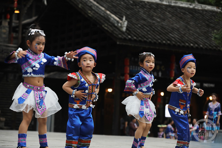 趣娃》《苗家板凳舞起来》《苗铃声声》……5月20日,在重庆市彭水苗族