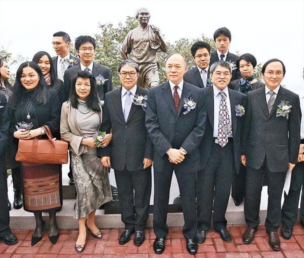 霍启刚参加爷爷霍英东纪念活动,合照曝光,坐在第一排,彰显地位插图