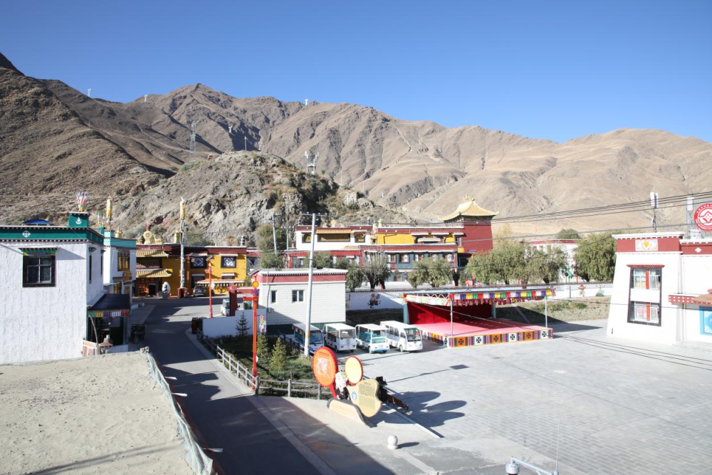 国家级旅游休闲街区昌珠镇扎西曲登在藏戏第一村感受雅砻锅庄的热情