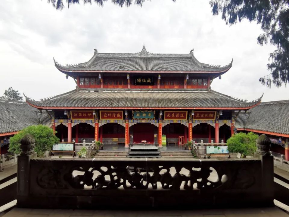 老君山藏经楼(蓬州闲士 摄,图源:四川方志馆图库)返身攀上象征36洞天