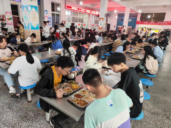 老师与同学们陪同行动不便的同学入场广安区恒升中学考点,警察与保安