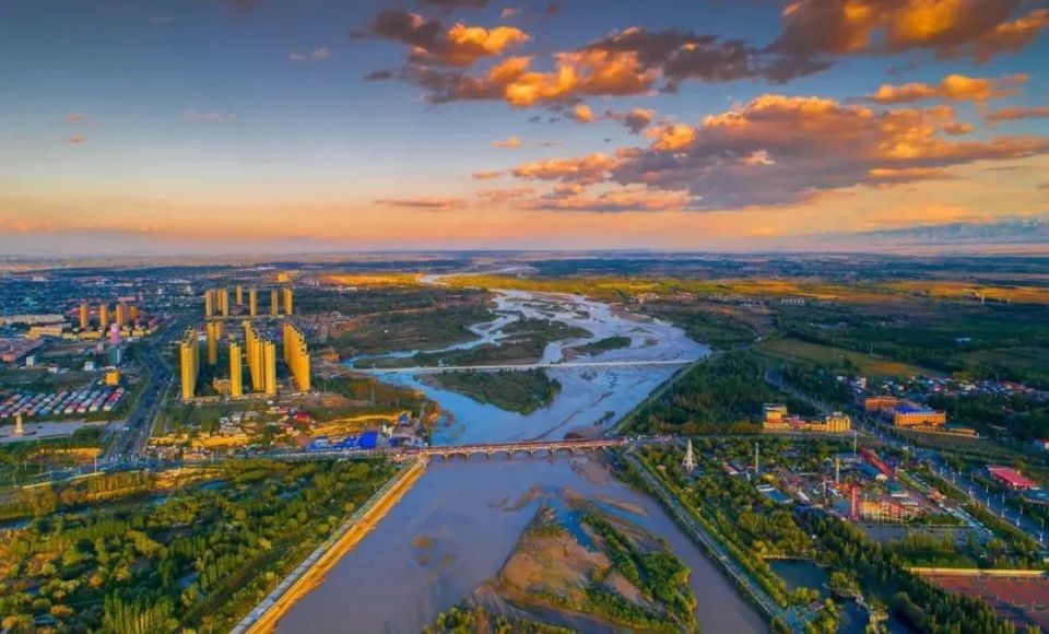 伊犁河作为伊宁的母亲河,贯穿整个城市,河畔绿树成荫,鸟语花香,是跑友