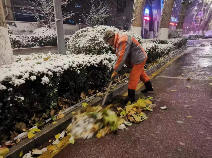 风雪中的环卫工人图片图片