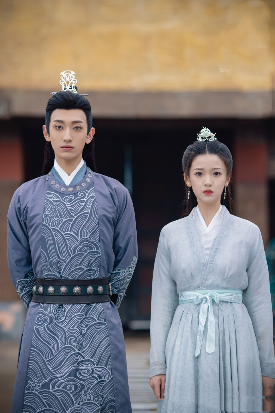 穿着一身古装,打扮得很漂亮,气质也很高贵,很符合她的性格,在电视剧里