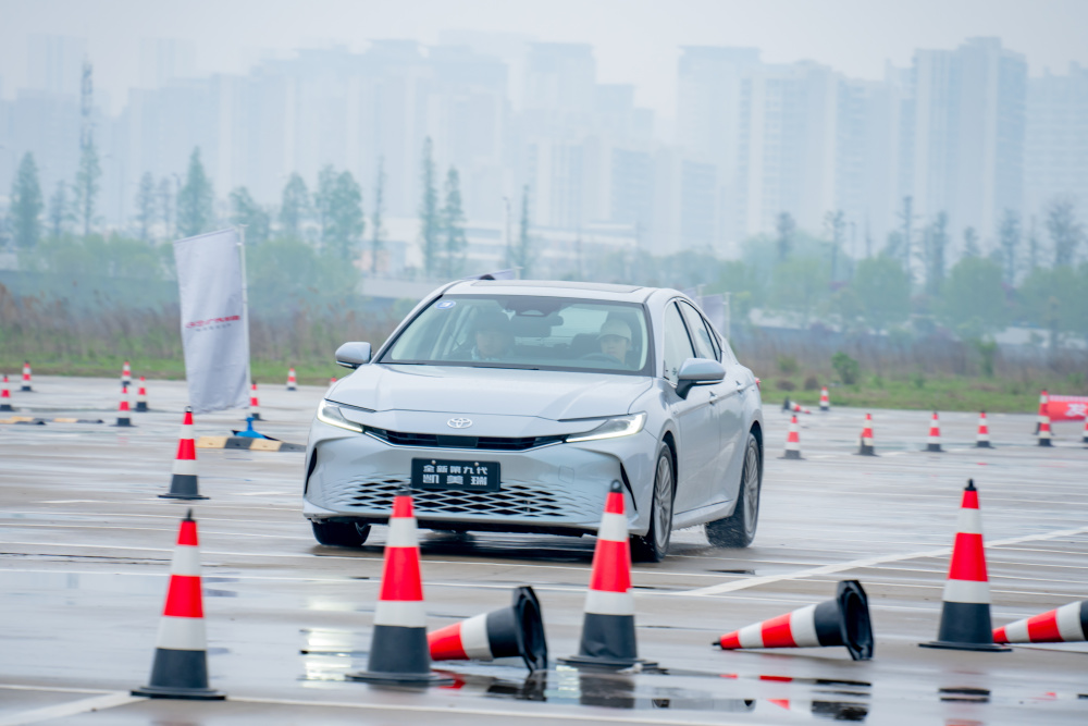 和竞品车相比,第九代凯美瑞有着极小的转弯半径,同时tnga-k架构以及