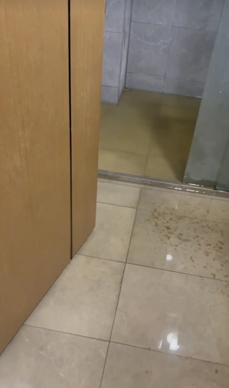 晨意帮忙丨厕所反水家中被淹,业主起诉楼上17户和物业,被告业主:锅从