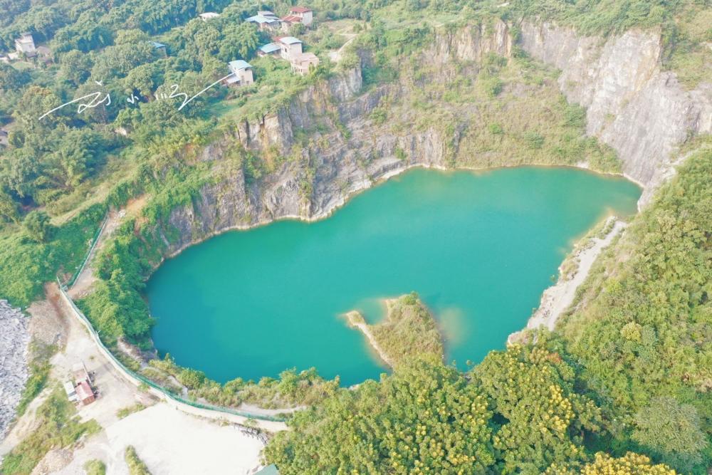 重庆有个网红矿坑就在巴南区从高空看下来就像一颗爱心