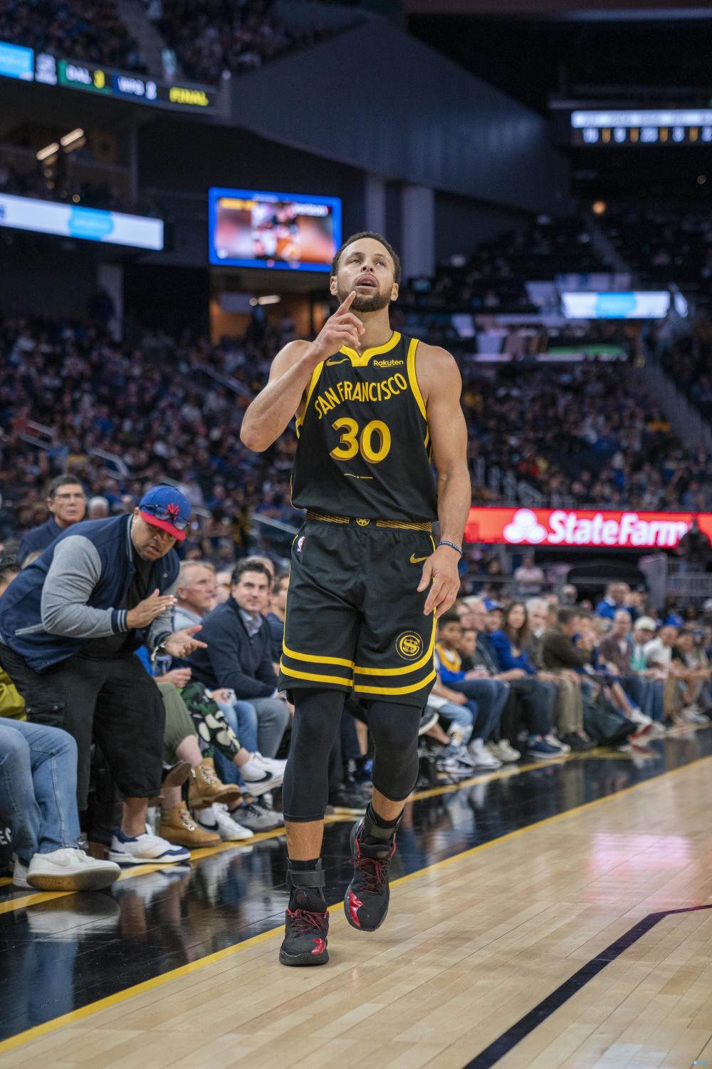 库里保罗佩顿伤了我们过去18战8场没有完整阵容这令人沮丧