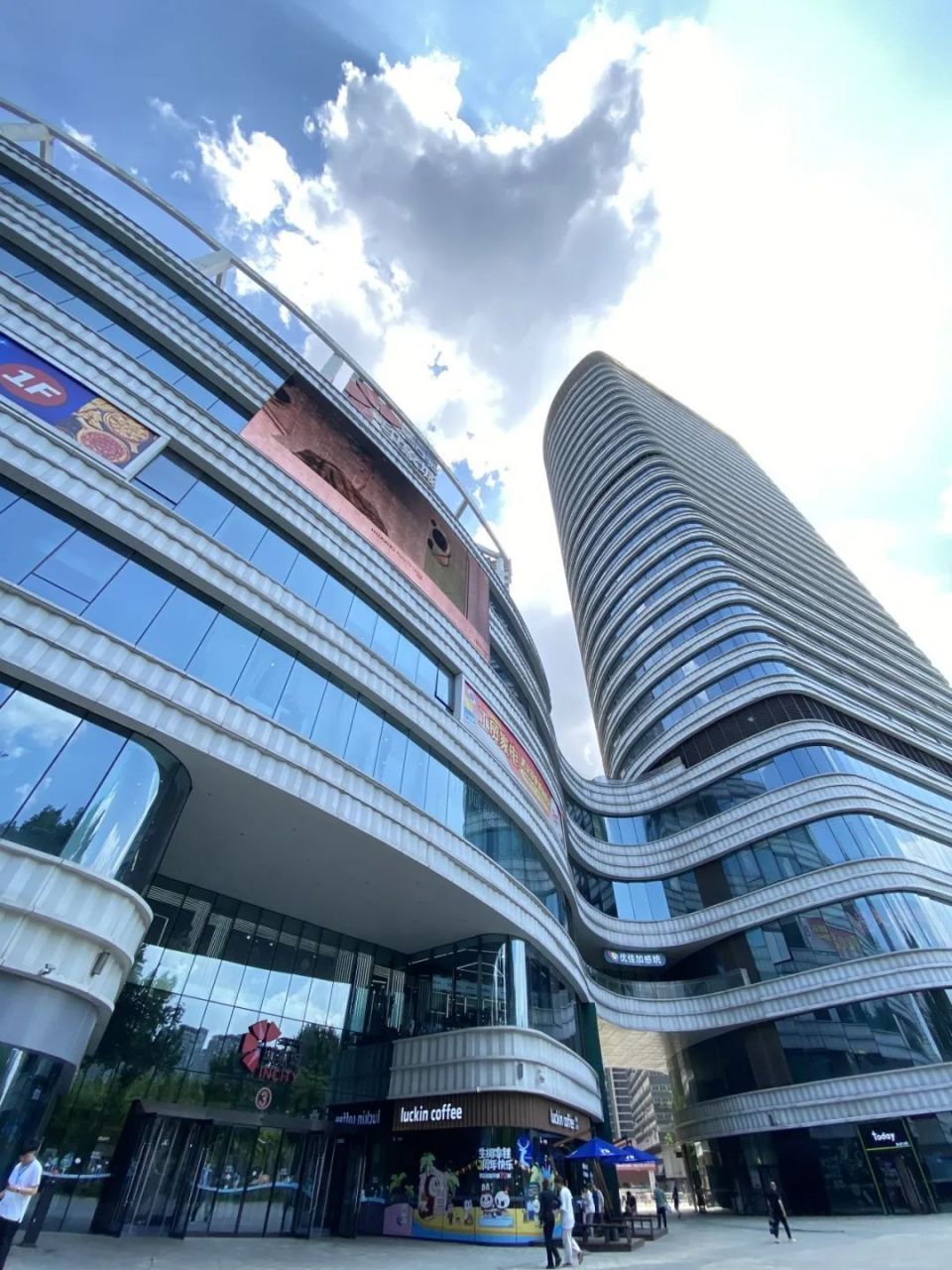 "江豚奇幻自然探索之旅"主题的印象城,为孩子们编织了一个又一个梦幻