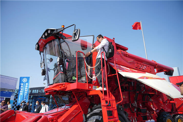 此外,雷沃谷神gk120pro,cb08玉米机,gv100逐稿器机型,花生机,履带式