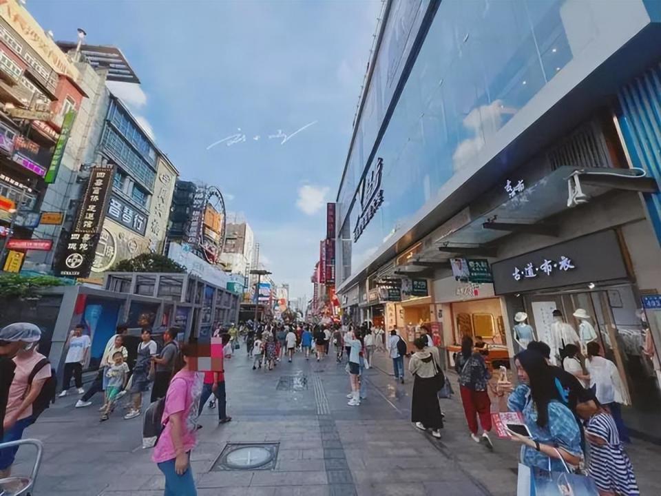 湖南长沙有条著名的步行街,几乎每天人山人海,游客都要来打卡