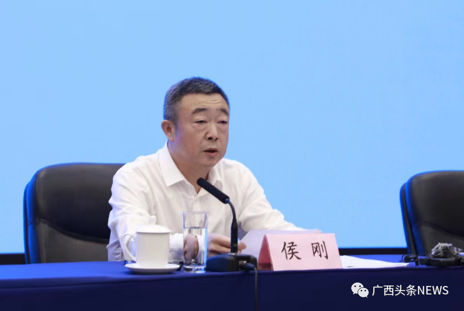 侯刚在会上介绍,城市道路停车位收费价格调整属于重大行政决策,按照