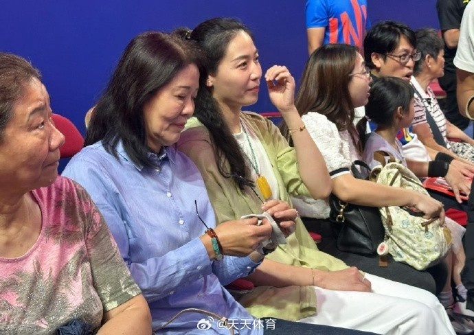 郎导来了!前中国女排主教练郎平现场观看中国女排vs德国比赛