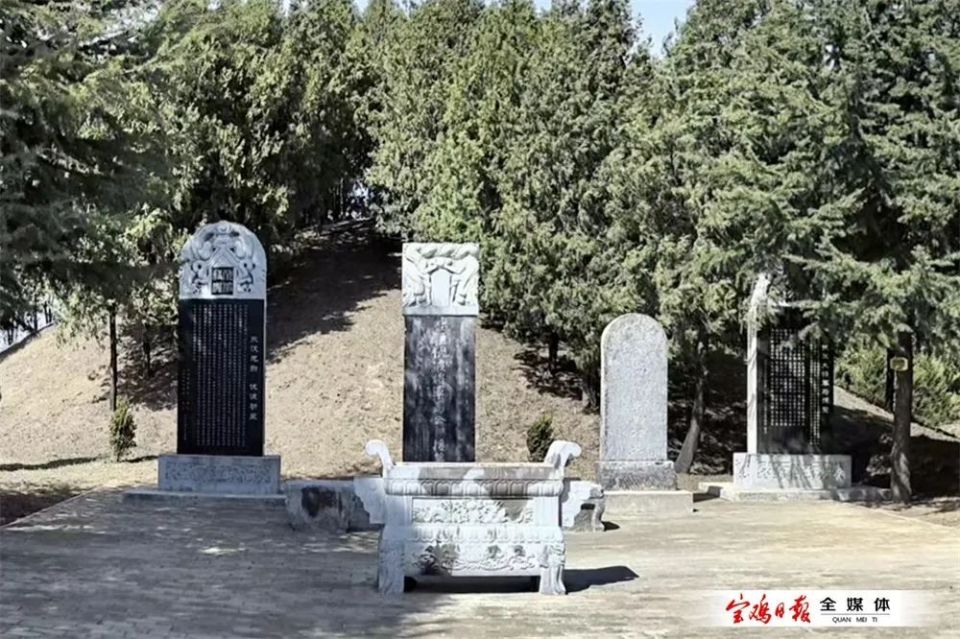 还有1983年所立的石碑,显示这里是陕西省重点文物保护单位——马援墓