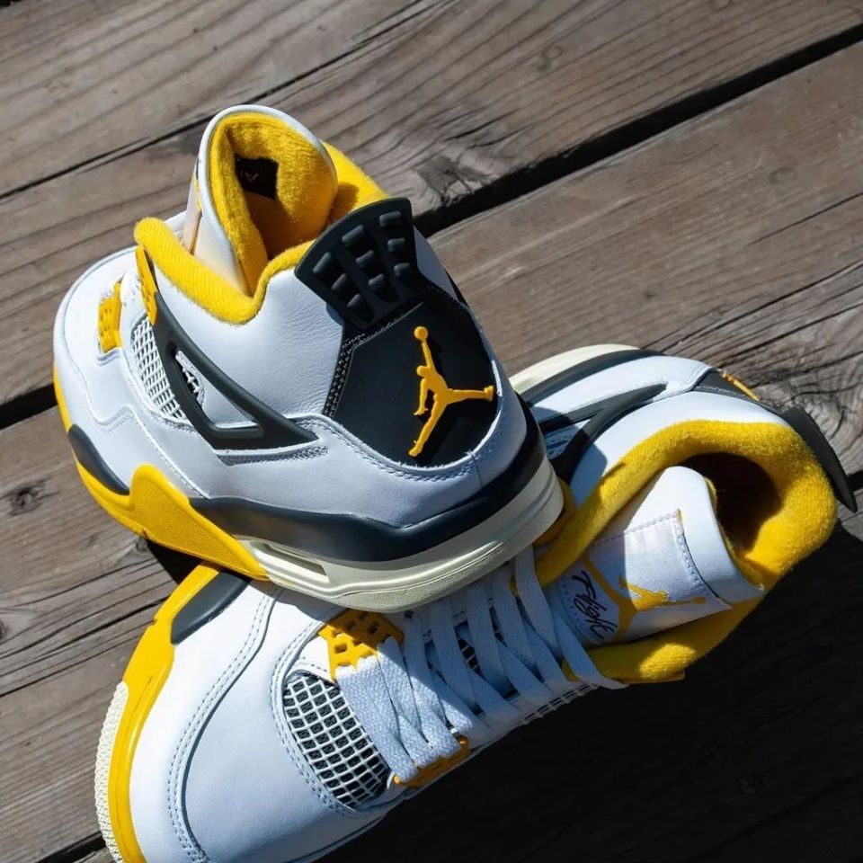 最新 aj4 实物美图来了!_腾讯新闻