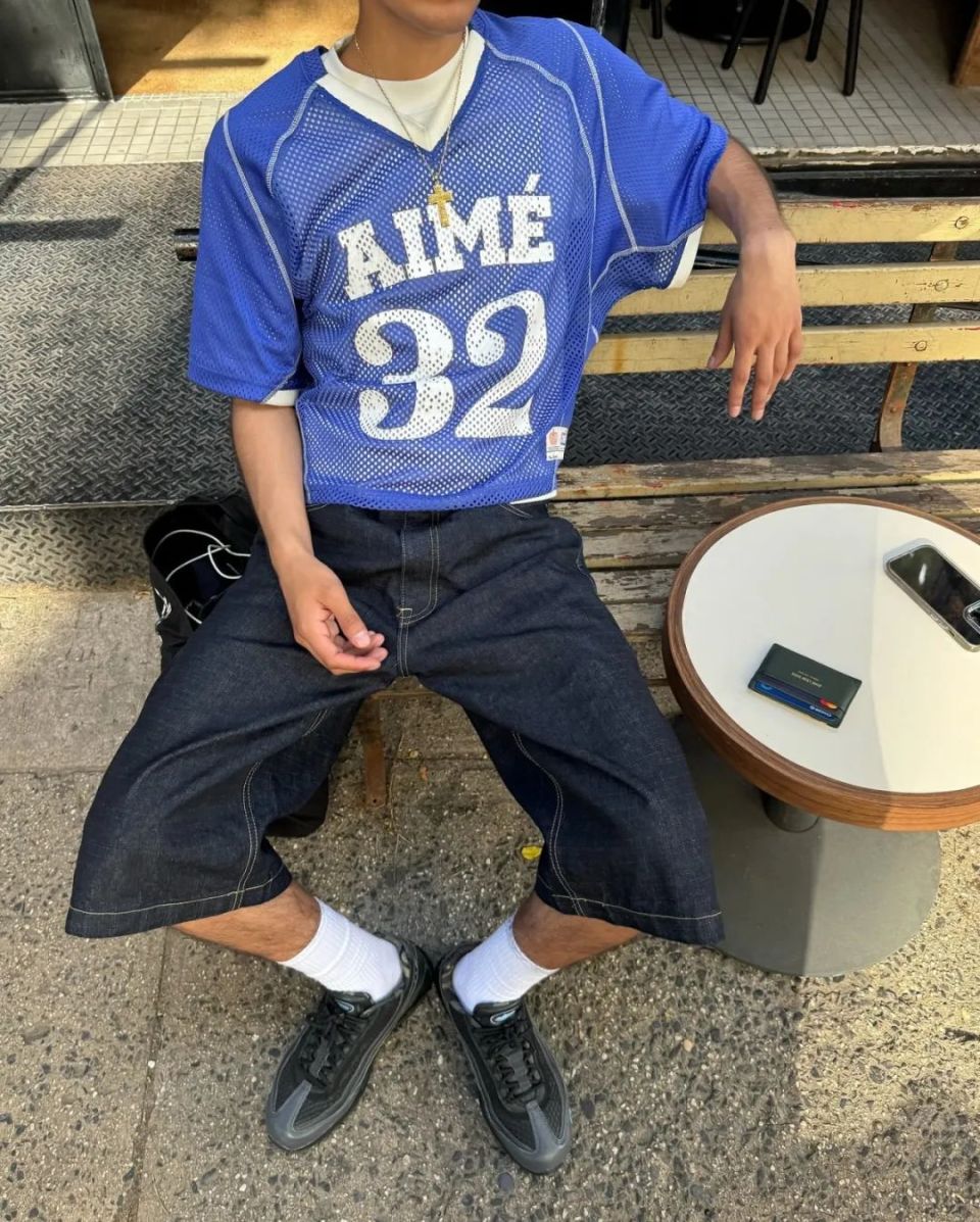 背面最简约的「stussy」字母印花, 搭配时下热门的 baggy 牛仔裤,迷彩
