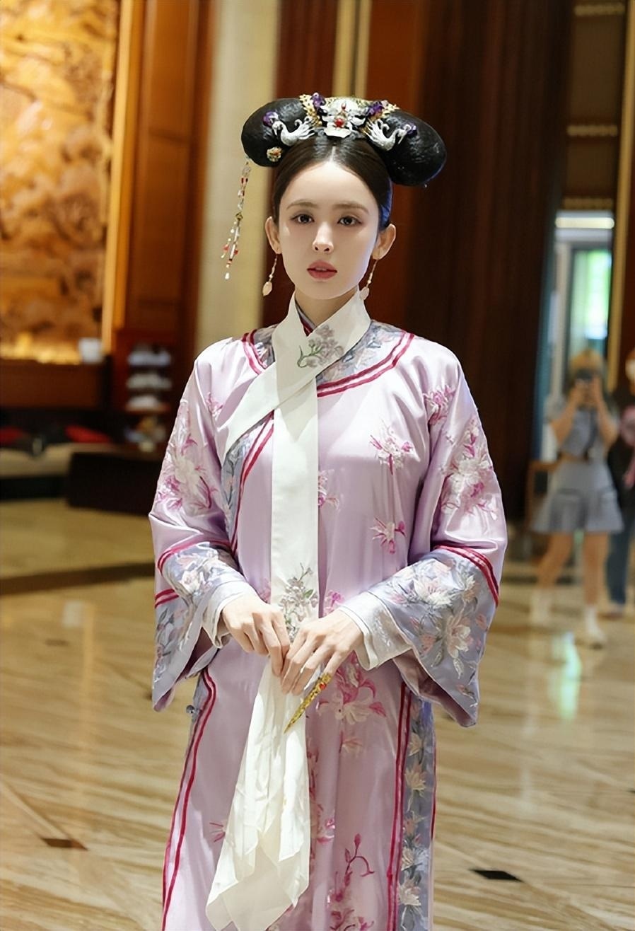 娜扎cos甄嬛造型美照曝光,穿淡紫色宫装露甜笑,网友点评:还是孙俪好看