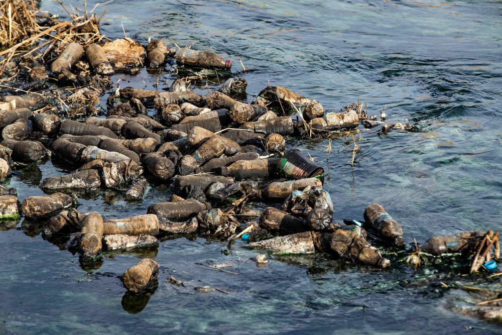 外代一线叙利亚被污染的河流