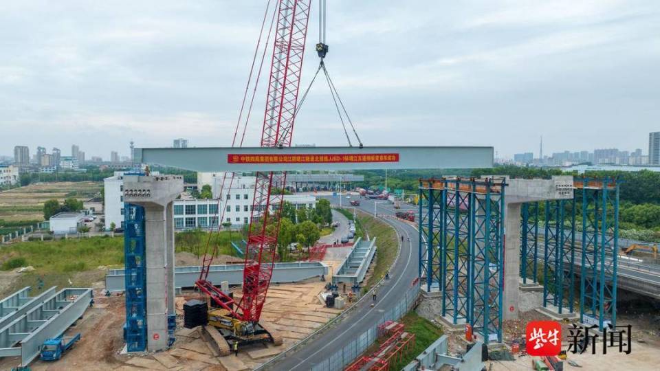 江阴靖江长江隧道北接线工程跨京沪高速靖江互通首吊成功