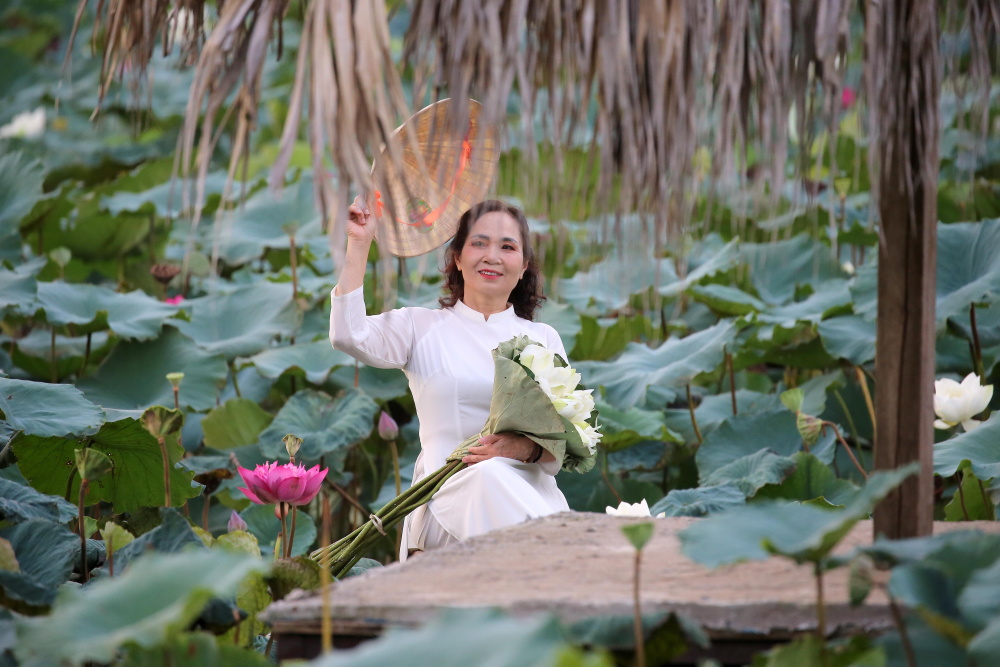 手捧荷花的女人图片图片