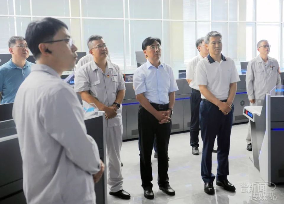 7月16日上午,省政府秘书长,办公厅主任冯守权带领省直有关部门负责人