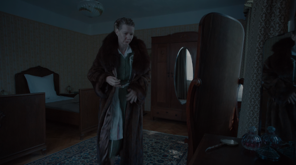 妻子海德薇收到一堆货物,并从中挑出一件貂皮大衣,大衣里的半截口红