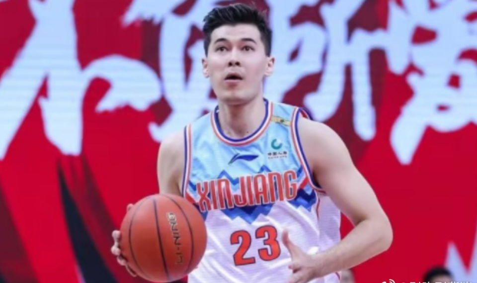 领袖阿不都回更衣室与全队击掌庆祝鼓励吴冠希最后一节才是你bro