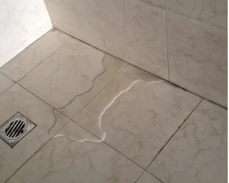 卫生间漏水一般表现为卫生间背水面返碱,墙纸掉皮等原因:1.