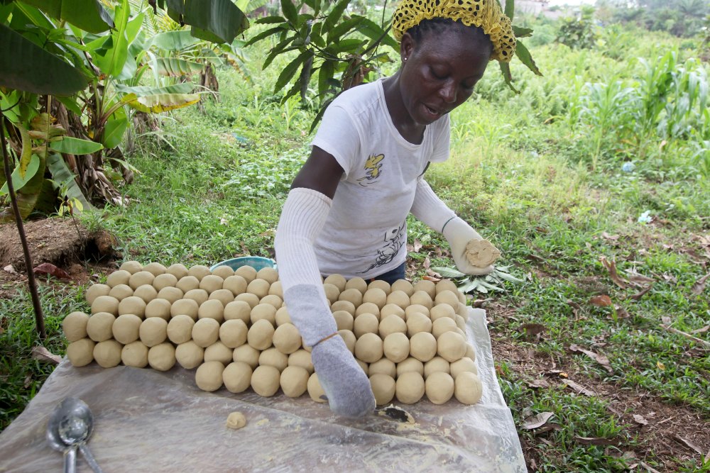 利比里亚:制作"铁肥皂"_腾讯新闻