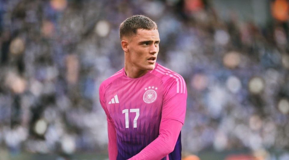 德国队发布欧洲杯球衣:主场白色 黑红黄条纹,客场粉紫色